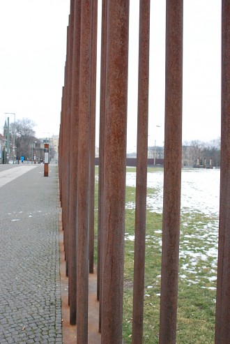 Metallstäbe Mauerstreifen - Gedenkstätte Berliner Mauer Grenzanlage, Kapelle, Nordbahnhof, Berliner Mauer, Gedenkstätte, DDR Berlin Pictures