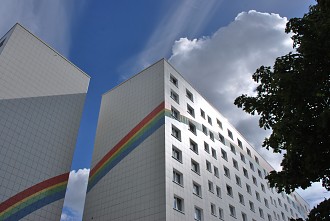 Regenbogenfassade sanierter Plattenbau Architektur, Fassade, Plattenbau, Lichtenberg, Regenbogen, urban, Hochhäußer, Großstadt Berlin Pictures